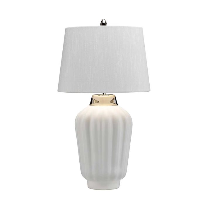 Bexley 56cm Valkoinen pöytävalaisin valmistajalta Elstead Lighting - Den levereras med en avsmalnande lampsk&auml;rm i ljus elfenbensf&auml;rgad konstsilke med en silverlaminerad insida, handgjord i Storbritannien.