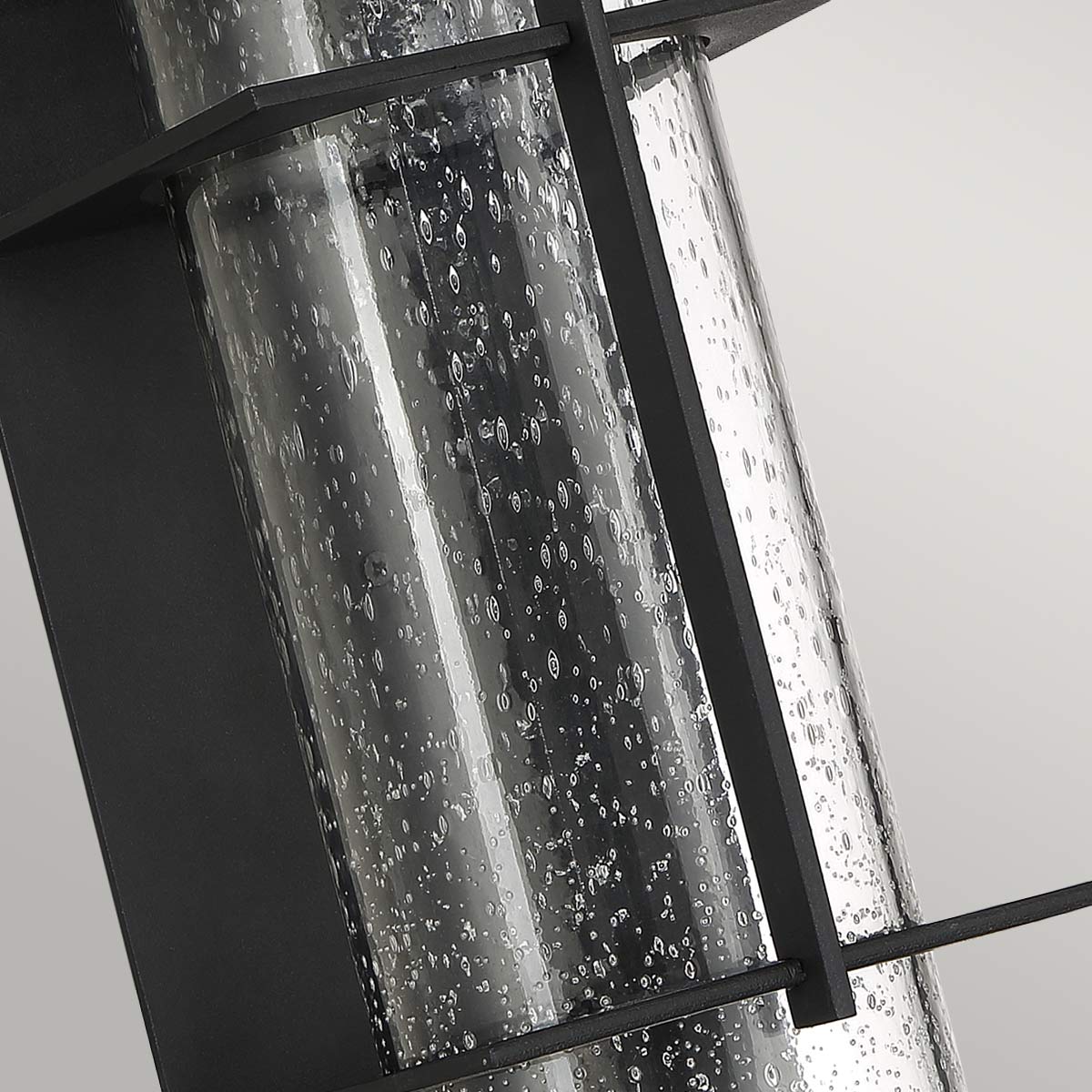 Eames 40cm Musta ulkovalo valmistajalta Elstead Lighting - Eames &auml;r en modern och stilren fasadlampa med en industriell touch.