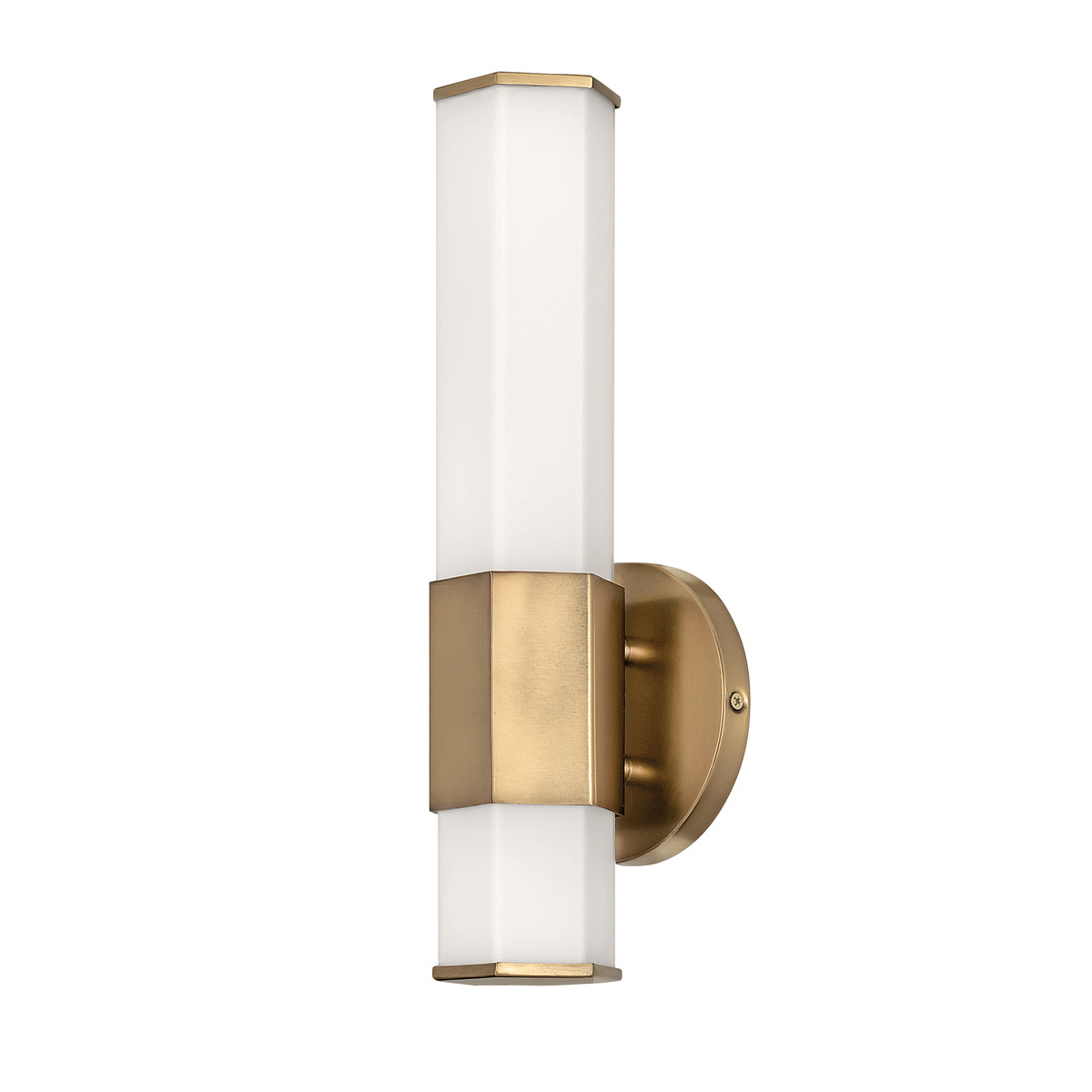 Facet 35cm Antiikki messinki kylpyhuoneen valaisin valmistajalta Elstead Lighting - Se on valmistettu teräksestä, jossa on antiikki messinkiviimeistely ja opaalilasi, ja se tarjoaa tyylikkään kuusikulmaisen muotoilun, joka antaa hienostuneen ilmeen.