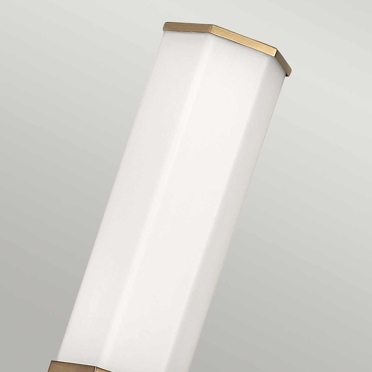 Facet 35cm Antiikki messinki kylpyhuoneen valaisin valmistajalta Elstead Lighting - Se on valmistettu teräksestä, jossa on antiikki messinkiviimeistely ja opaalilasi, ja se tarjoaa tyylikkään kuusikulmaisen muotoilun, joka antaa hienostuneen ilmeen.