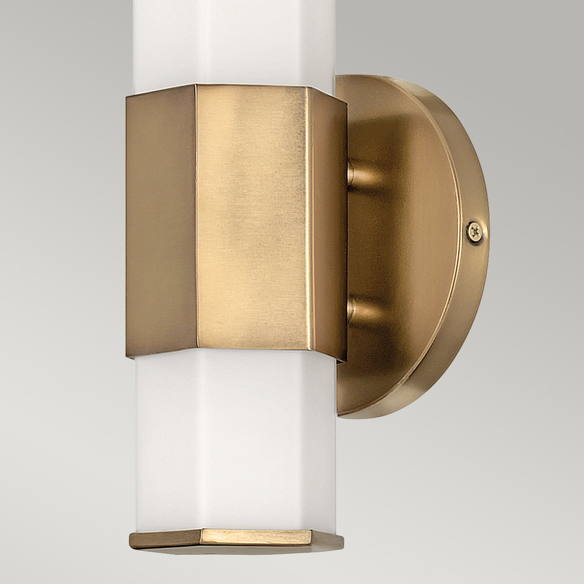 Facet 35cm Antiikki messinki kylpyhuoneen valaisin valmistajalta Elstead Lighting - Se on valmistettu teräksestä, jossa on antiikki messinkiviimeistely ja opaalilasi, ja se tarjoaa tyylikkään kuusikulmaisen muotoilun, joka antaa hienostuneen ilmeen.