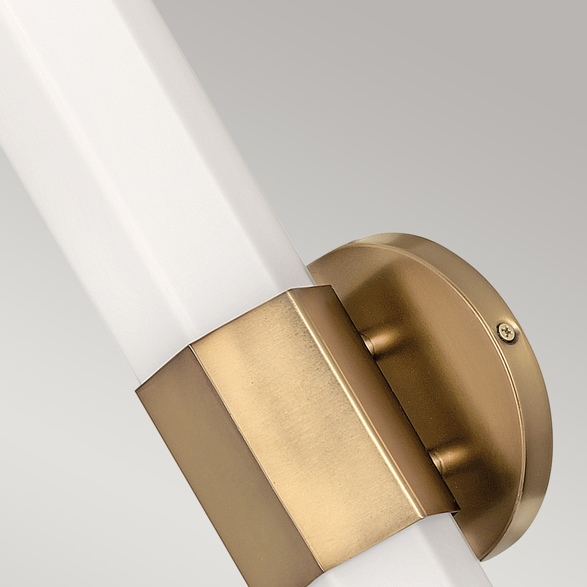 Facet 35cm Antiikki messinki kylpyhuoneen valaisin valmistajalta Elstead Lighting - Se on valmistettu teräksestä, jossa on antiikki messinkiviimeistely ja opaalilasi, ja se tarjoaa tyylikkään kuusikulmaisen muotoilun, joka antaa hienostuneen ilmeen.
