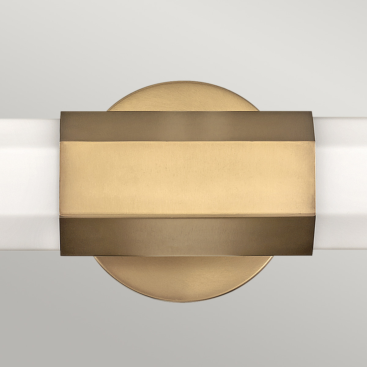 Facet 65cm Antiikki messinki kylpyhuoneen valaisin valmistajalta Elstead Lighting - Se on valmistettu teräksestä, jossa on antiikki messinkiviimeistely ja opaalilasi, ja se tarjoaa tyylikkään kuusikulmaisen muotoilun, joka antaa hienostuneen ilmeen.
