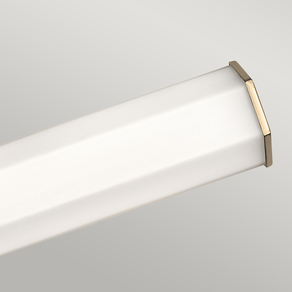 Facet 65cm Antiikki messinki kylpyhuoneen valaisin valmistajalta Elstead Lighting - Se on valmistettu teräksestä, jossa on antiikki messinkiviimeistely ja opaalilasi, ja se tarjoaa tyylikkään kuusikulmaisen muotoilun, joka antaa hienostuneen ilmeen.