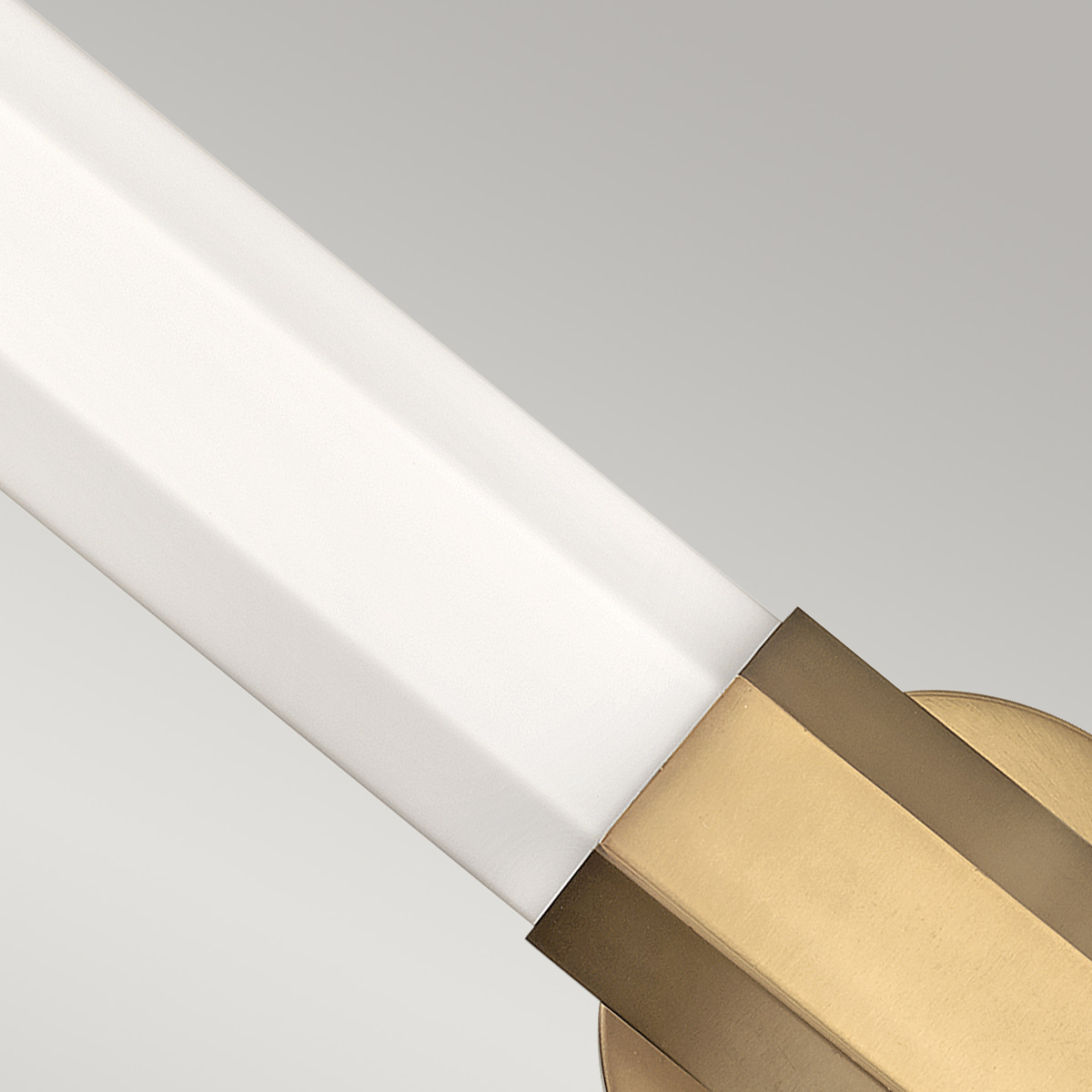 Facet 65cm Antiikki messinki kylpyhuoneen valaisin valmistajalta Elstead Lighting - Se on valmistettu teräksestä, jossa on antiikki messinkiviimeistely ja opaalilasi, ja se tarjoaa tyylikkään kuusikulmaisen muotoilun, joka antaa hienostuneen ilmeen.