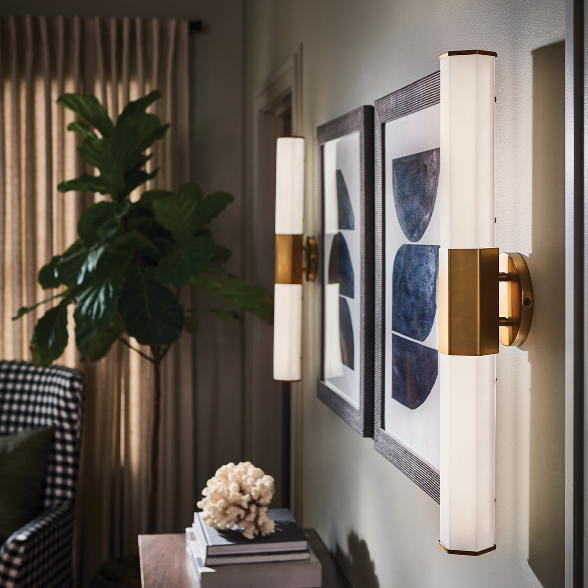 Facet 65cm Antiikki messinki kylpyhuoneen valaisin valmistajalta Elstead Lighting - Se on valmistettu teräksestä, jossa on antiikki messinkiviimeistely ja opaalilasi, ja se tarjoaa tyylikkään kuusikulmaisen muotoilun, joka antaa hienostuneen ilmeen.