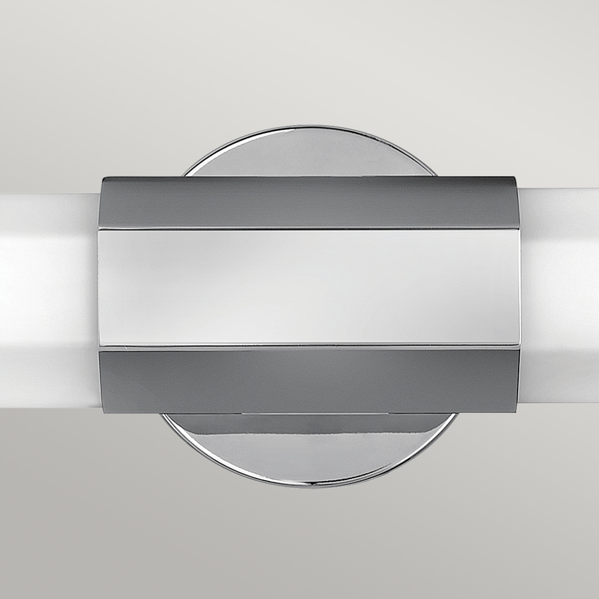 Facet 65cm Kromi kylpyhuoneen valaisin valmistajalta Elstead Lighting - Valmistettu teräksestä, jossa on kiillotettu kromiviimeistely ja opaalilasi, ja se tarjoaa tyylikkään kuusikulmaisen muotoilun, joka antaa hienostuneen ilmeen.