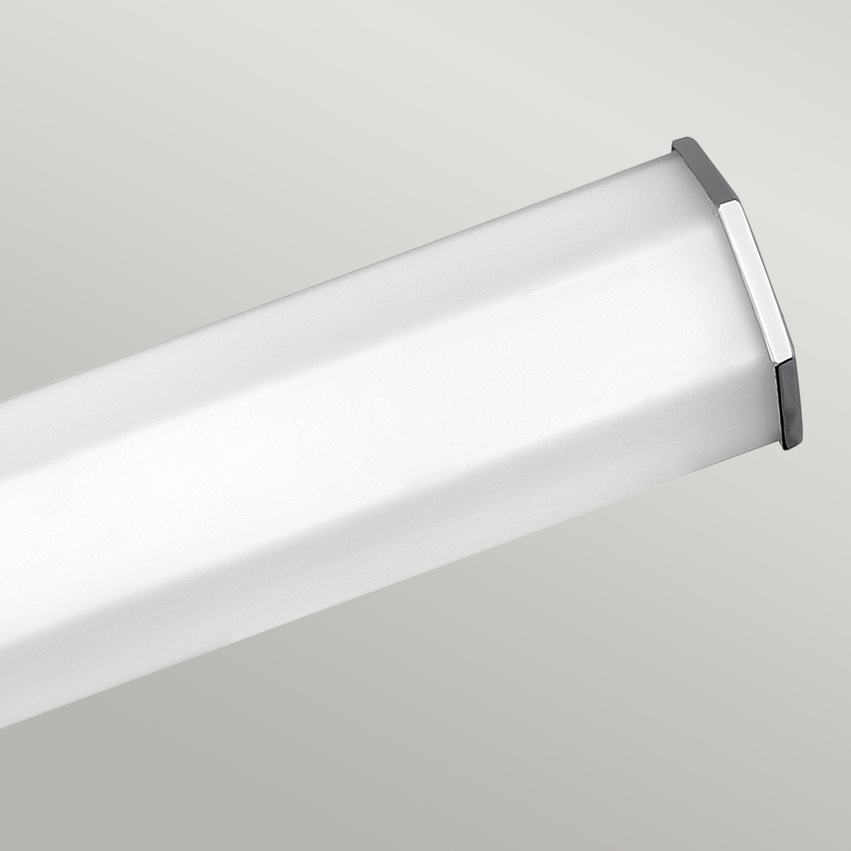 Facet 65cm Kromi kylpyhuoneen valaisin valmistajalta Elstead Lighting - Valmistettu teräksestä, jossa on kiillotettu kromiviimeistely ja opaalilasi, ja se tarjoaa tyylikkään kuusikulmaisen muotoilun, joka antaa hienostuneen ilmeen.