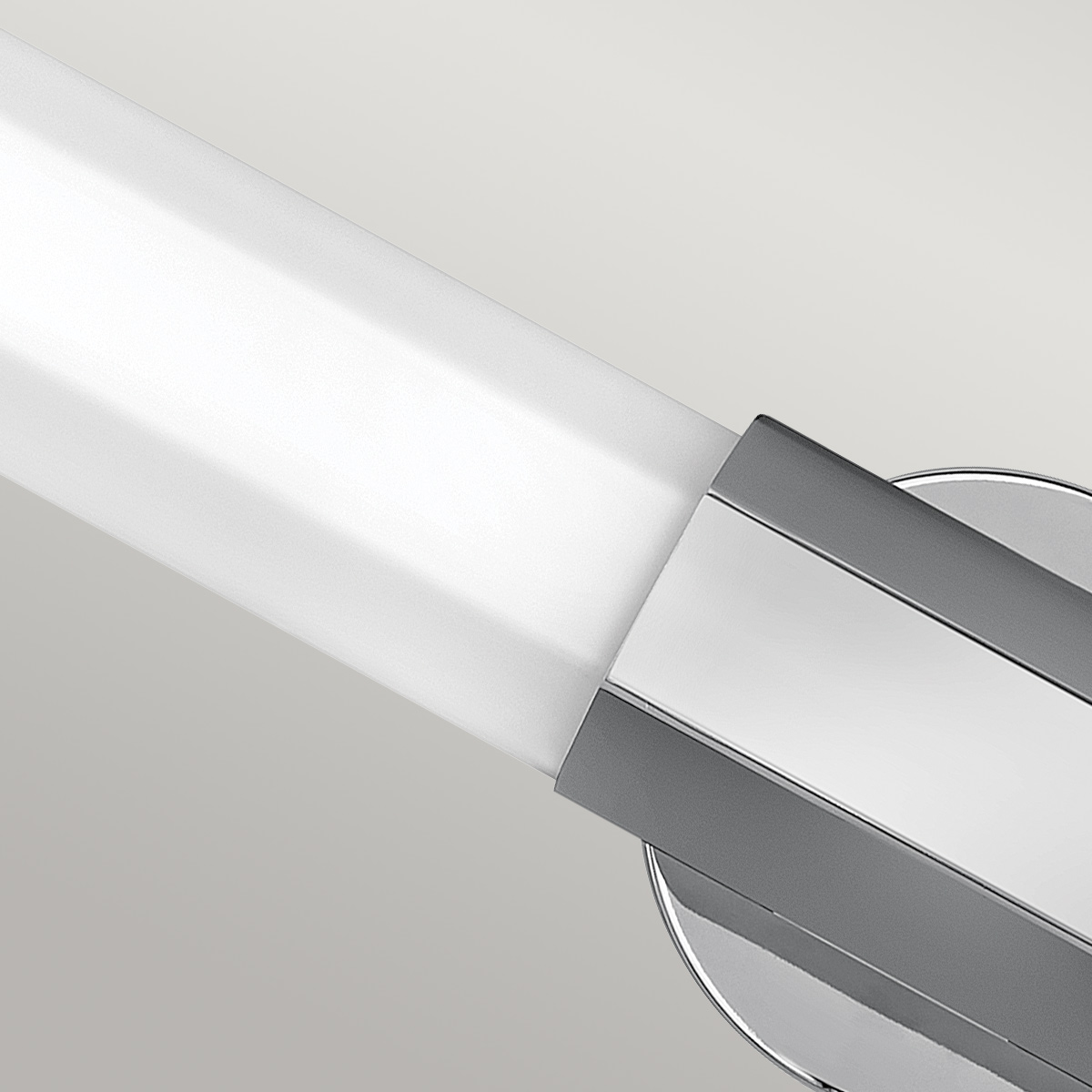 Facet 65cm Kromi kylpyhuoneen valaisin valmistajalta Elstead Lighting - Valmistettu teräksestä, jossa on kiillotettu kromiviimeistely ja opaalilasi, ja se tarjoaa tyylikkään kuusikulmaisen muotoilun, joka antaa hienostuneen ilmeen.