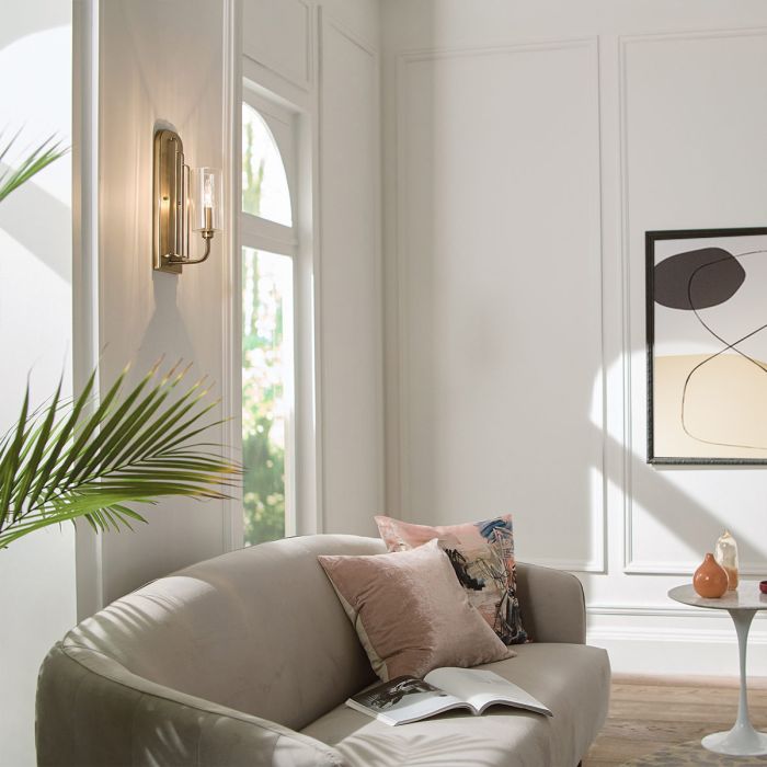 Kimrose 35cm Harjattua messinkiä seinävalaisin valmistajalta Elstead Lighting - Sylinterim&auml;inen lasivarjostin on kirkas ja uurrettu pystysuorilla urilla, mik&auml; luo ainutlaatuisen ja hienovaraisen valoefektin.