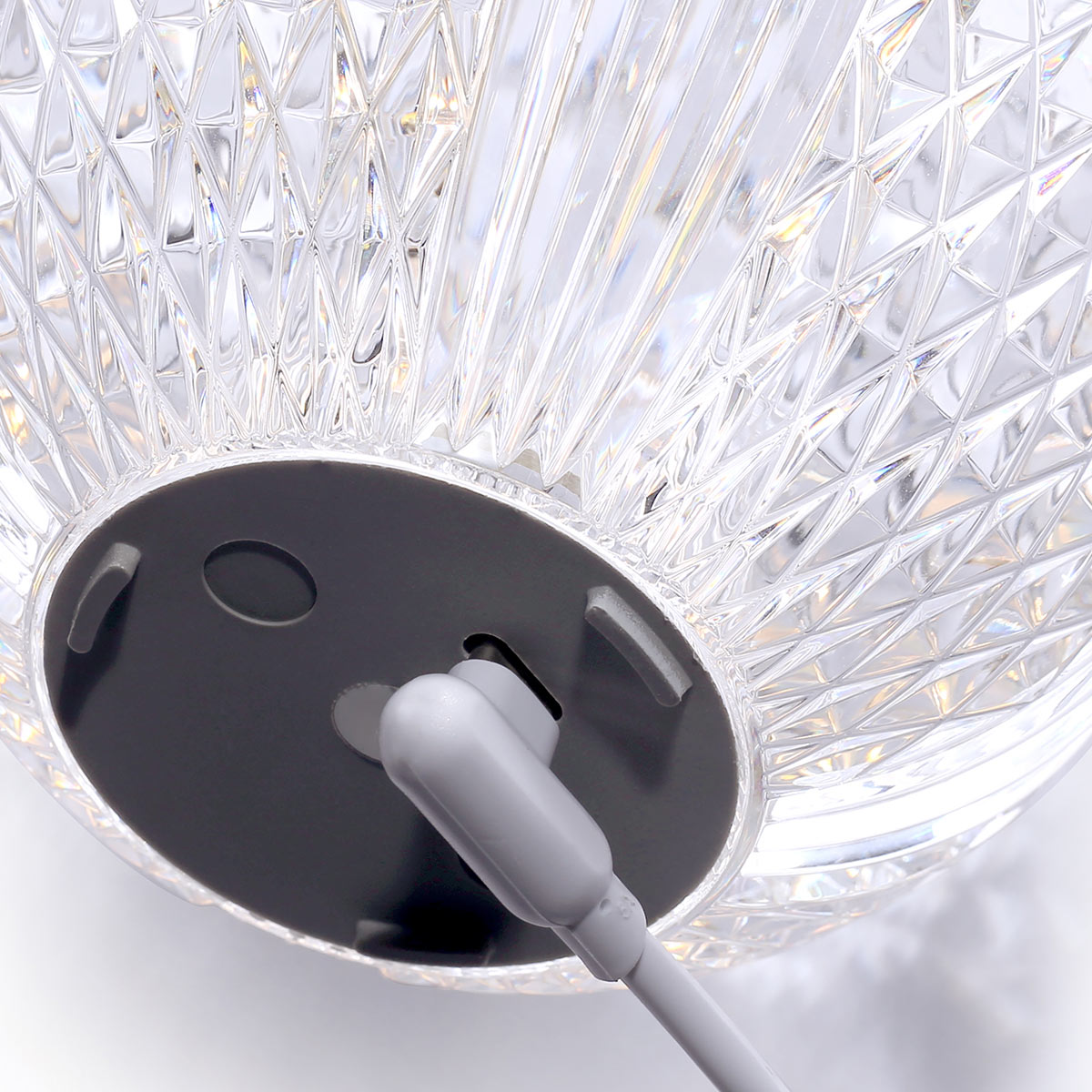 Marni 10cm Läpinäkyvä Siirrettävä valmistajalta Elstead Lighting - Marni on elegantti ja ladattava pöytävalaisin, jonka koristeellinen muotoilu yhdistää teräksen luonnollisen messinginväriseen pintaan ja läpinäkyvään, kuvioituun akryyliin.