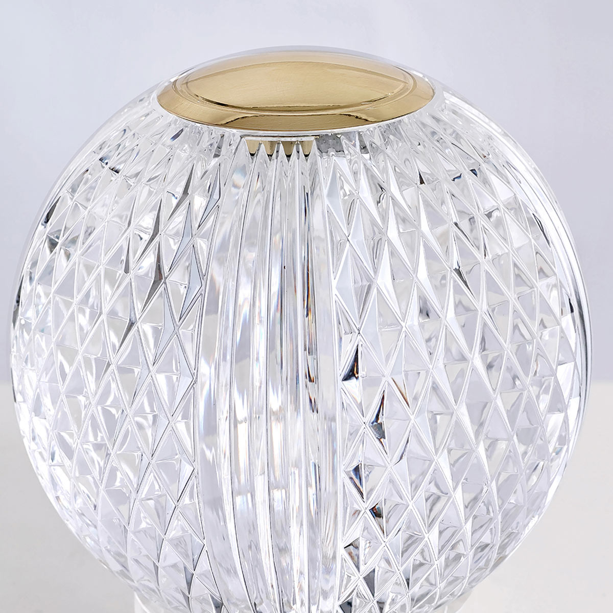 Marni 10cm Läpinäkyvä Siirrettävä valmistajalta Elstead Lighting - Marni on elegantti ja ladattava pöytävalaisin, jonka koristeellinen muotoilu yhdistää teräksen luonnollisen messinginväriseen pintaan ja läpinäkyvään, kuvioituun akryyliin.