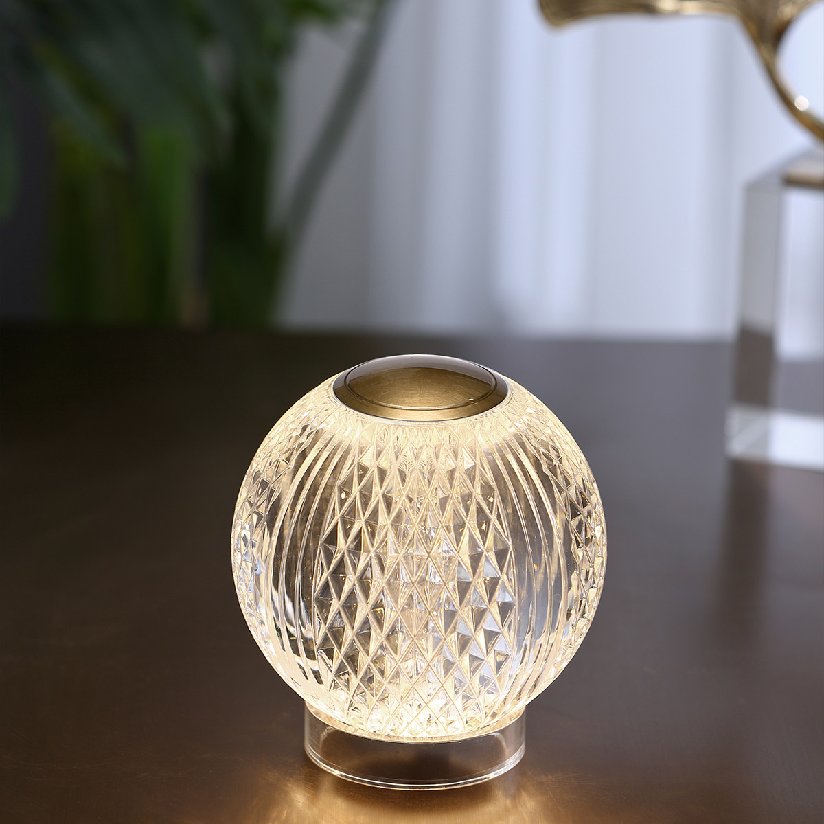 Marni 10cm Läpinäkyvä Siirrettävä valmistajalta Elstead Lighting - Marni on elegantti ja ladattava pöytävalaisin, jonka koristeellinen muotoilu yhdistää teräksen luonnollisen messinginväriseen pintaan ja läpinäkyvään, kuvioituun akryyliin.