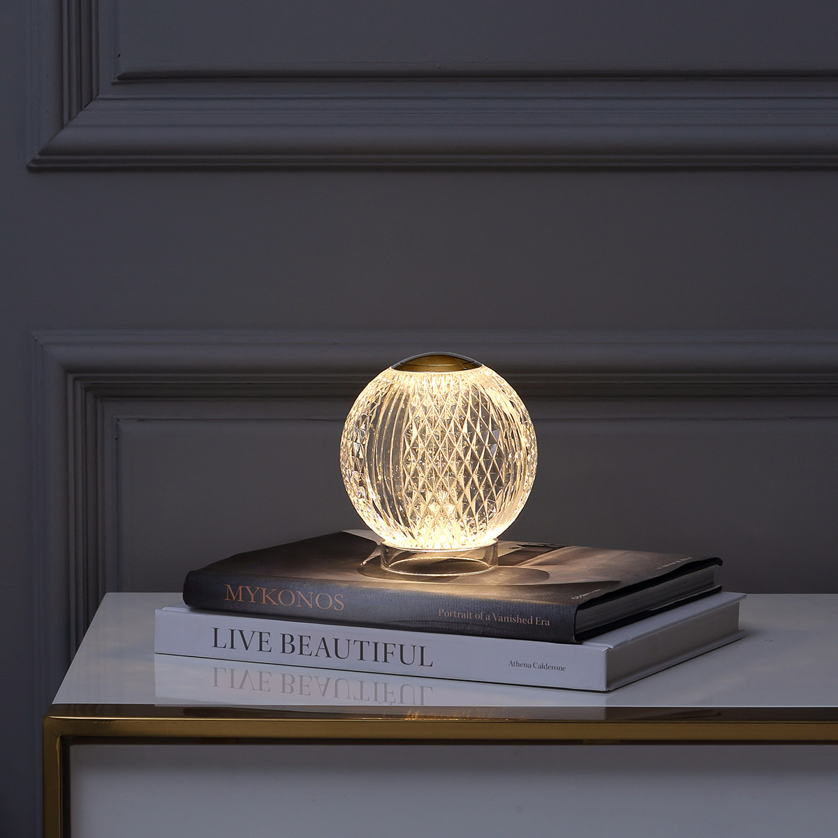 Marni 10cm Läpinäkyvä Siirrettävä valmistajalta Elstead Lighting - Marni on elegantti ja ladattava pöytävalaisin, jonka koristeellinen muotoilu yhdistää teräksen luonnollisen messinginväriseen pintaan ja läpinäkyvään, kuvioituun akryyliin.