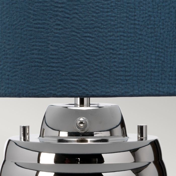 Milne 64cm Sininen pöytävalaisin valmistajalta Elstead Lighting - Till sk&auml;rmen beh&ouml;vs en E27 ljusk&auml;lla (ej inkluderad) och till basen ing&aring;r en utbytbar 8W LED GU10-lampa, som ger 560 lumen vid en f&auml;rgtemperatur p&aring; 3000K.