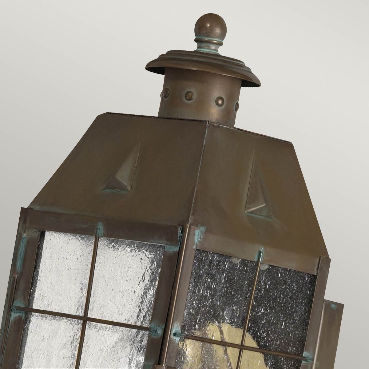 Nantucket 34cm Antiikki messinki ulkovalo valmistajalta Elstead Lighting - IP44-luokituksensa ansiosta Nantucket on suojattu säältä ja tuulelta, joten se sopii täydellisesti sisäänkäyntien, terassien ja puutarhaympäristöjen valaisemiseen.