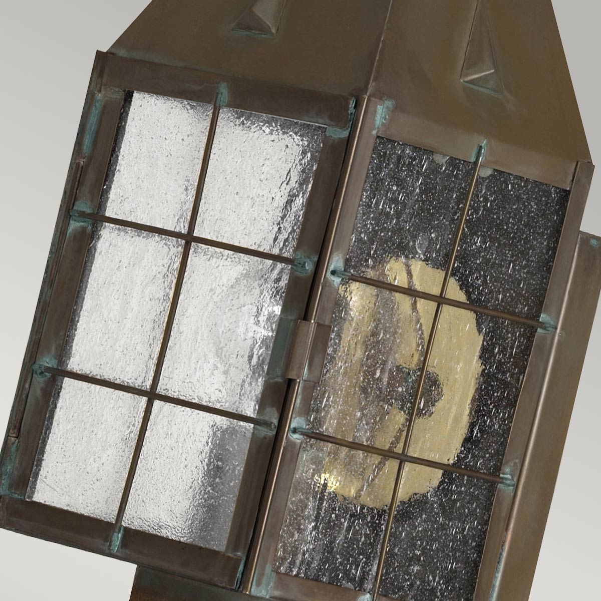 Nantucket 34cm Antiikki messinki ulkovalo valmistajalta Elstead Lighting - IP44-luokituksensa ansiosta Nantucket on suojattu säältä ja tuulelta, joten se sopii täydellisesti sisäänkäyntien, terassien ja puutarhaympäristöjen valaisemiseen.
