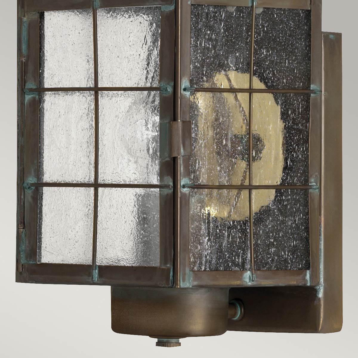 Nantucket 34cm Antiikki messinki ulkovalo valmistajalta Elstead Lighting - IP44-luokituksensa ansiosta Nantucket on suojattu säältä ja tuulelta, joten se sopii täydellisesti sisäänkäyntien, terassien ja puutarhaympäristöjen valaisemiseen.