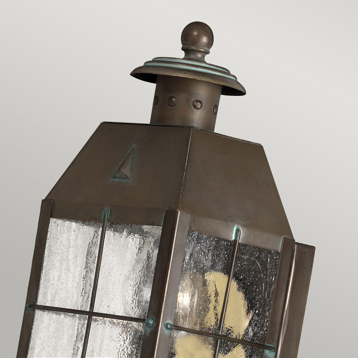 Nantucket 25cm Antiikki messinki ulkovalo valmistajalta Elstead Lighting - Tillverkad av massiv m&auml;ssing och glas, erbjuder den en robust och elegant konstruktion som &aring;ldras vackert &ouml;ver tid.