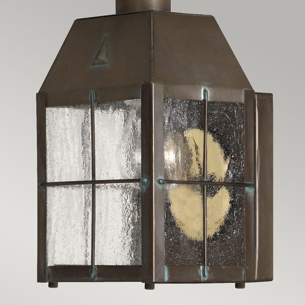 Nantucket 25cm Antiikki messinki ulkovalo valmistajalta Elstead Lighting - Tillverkad av massiv m&auml;ssing och glas, erbjuder den en robust och elegant konstruktion som &aring;ldras vackert &ouml;ver tid.