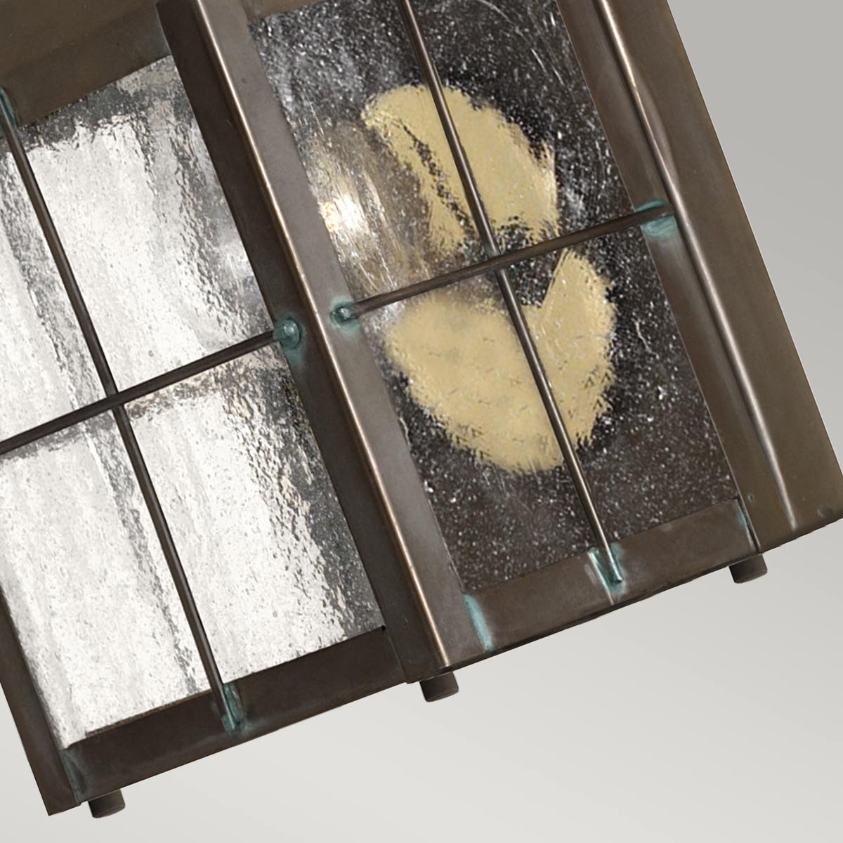 Nantucket 25cm Antiikki messinki ulkovalo valmistajalta Elstead Lighting - Tillverkad av massiv m&auml;ssing och glas, erbjuder den en robust och elegant konstruktion som &aring;ldras vackert &ouml;ver tid.