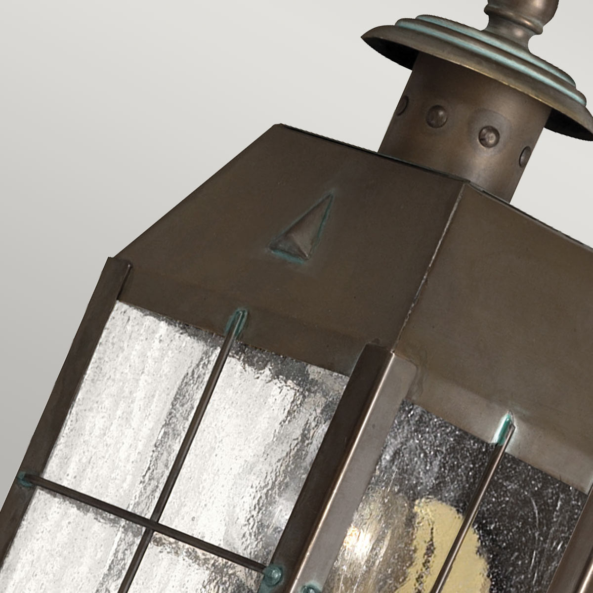 Nantucket 25cm Antiikki messinki ulkovalo valmistajalta Elstead Lighting - Tillverkad av massiv m&auml;ssing och glas, erbjuder den en robust och elegant konstruktion som &aring;ldras vackert &ouml;ver tid.