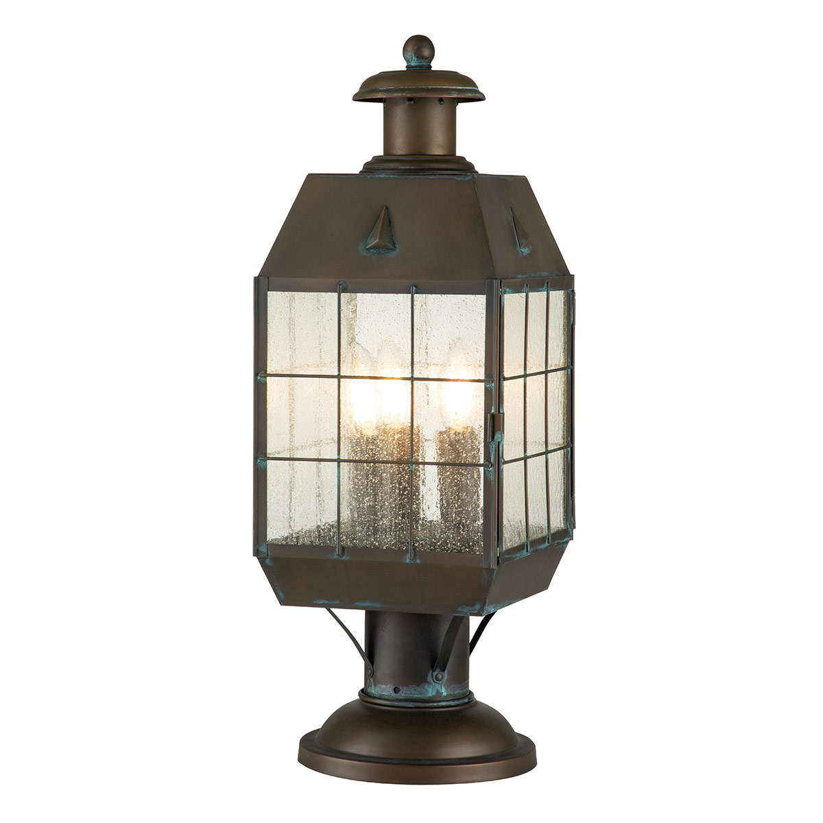 Nantucket 57cm Antiikki messinki valmistajalta Elstead Lighting - Tillverkad av massiv m&auml;ssing och glas, erbjuder den en robust och elegant konstruktion som &aring;ldras vackert &ouml;ver tid.