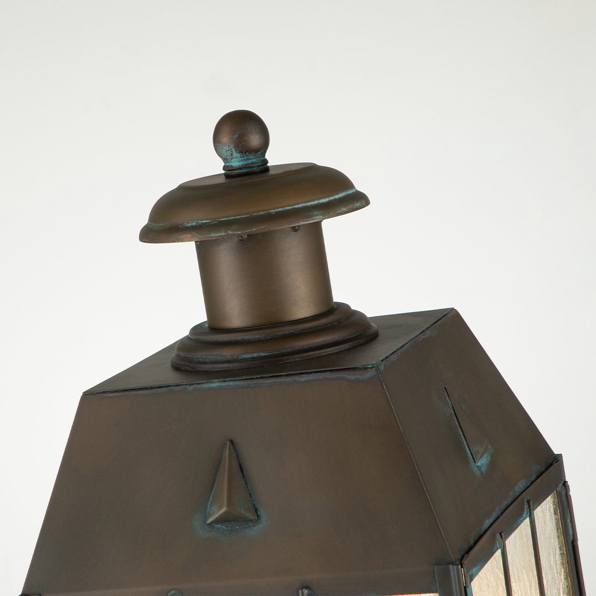 Nantucket 57cm Antiikki messinki valmistajalta Elstead Lighting - Tillverkad av massiv m&auml;ssing och glas, erbjuder den en robust och elegant konstruktion som &aring;ldras vackert &ouml;ver tid.