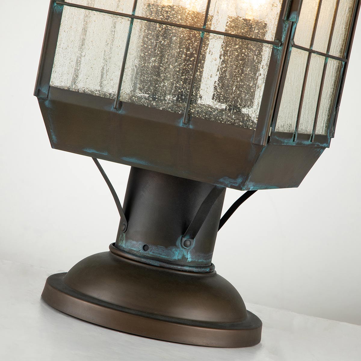 Nantucket 57cm Antiikki messinki valmistajalta Elstead Lighting - Tillverkad av massiv m&auml;ssing och glas, erbjuder den en robust och elegant konstruktion som &aring;ldras vackert &ouml;ver tid.
