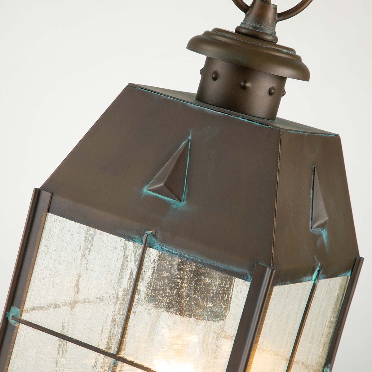 Nantucket 36cm Antiikki messinki valmistajalta Elstead Lighting - Tillverkad av massiv m&auml;ssing och glas, erbjuder den en robust och elegant konstruktion som &aring;ldras vackert &ouml;ver tid.