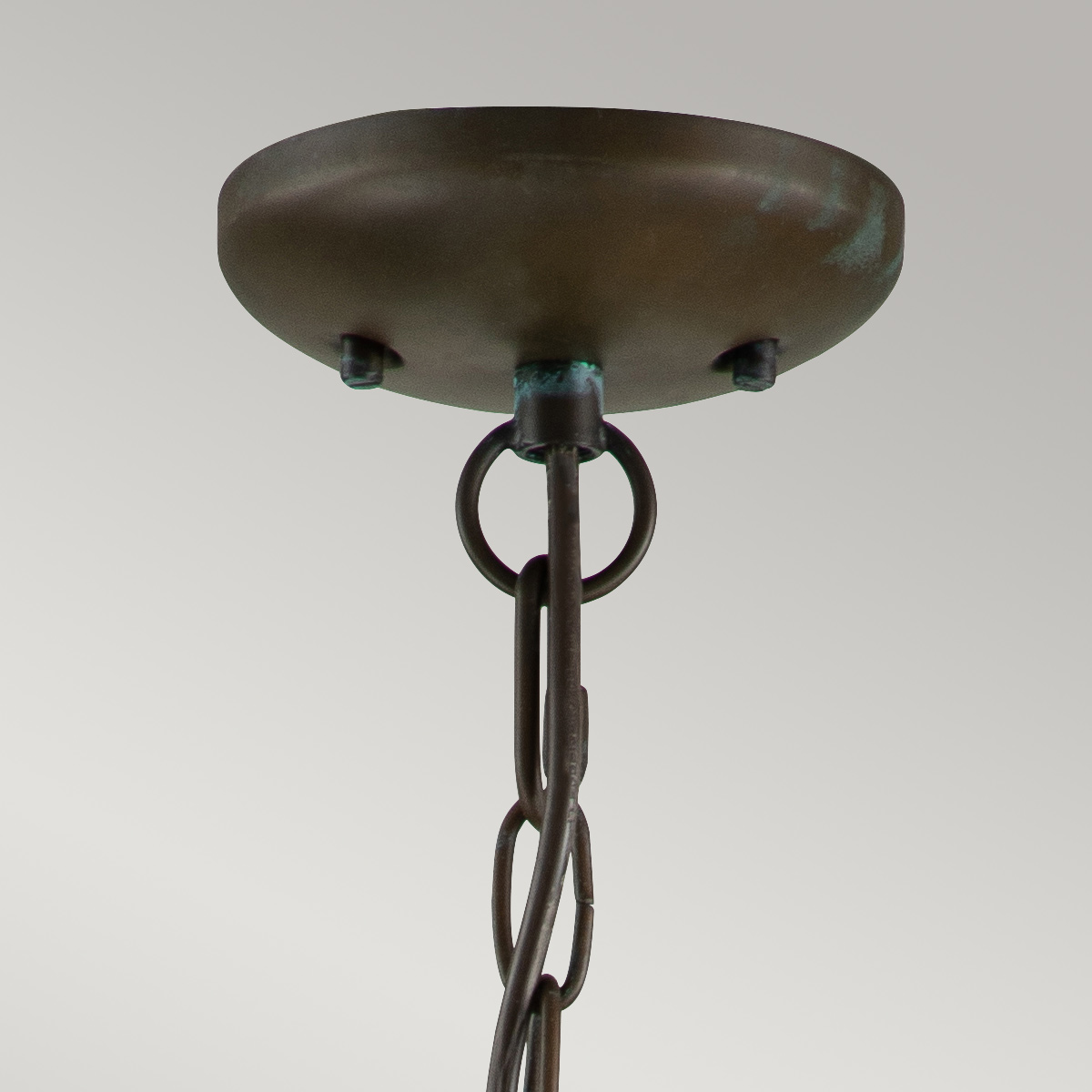 Nantucket 36cm Antiikki messinki valmistajalta Elstead Lighting - Tillverkad av massiv m&auml;ssing och glas, erbjuder den en robust och elegant konstruktion som &aring;ldras vackert &ouml;ver tid.