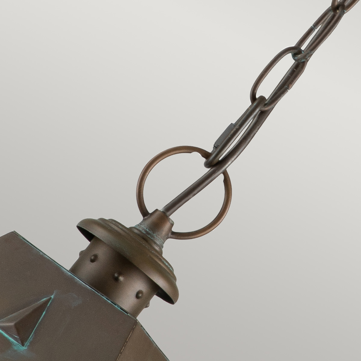 Nantucket 36cm Antiikki messinki valmistajalta Elstead Lighting - Tillverkad av massiv m&auml;ssing och glas, erbjuder den en robust och elegant konstruktion som &aring;ldras vackert &ouml;ver tid.