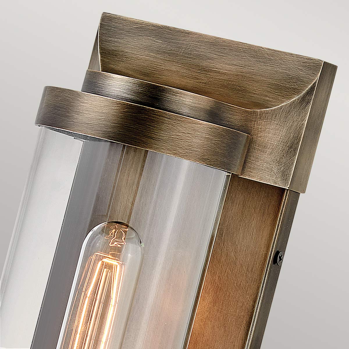 Pearson Pronssi ulkovalo valmistajalta Elstead Lighting - Tillverkad av aluminium, m&auml;ssing och glas, erbjuder den en robust och h&ouml;gkvalitativ konstruktion med en vacker bronsfinish.
