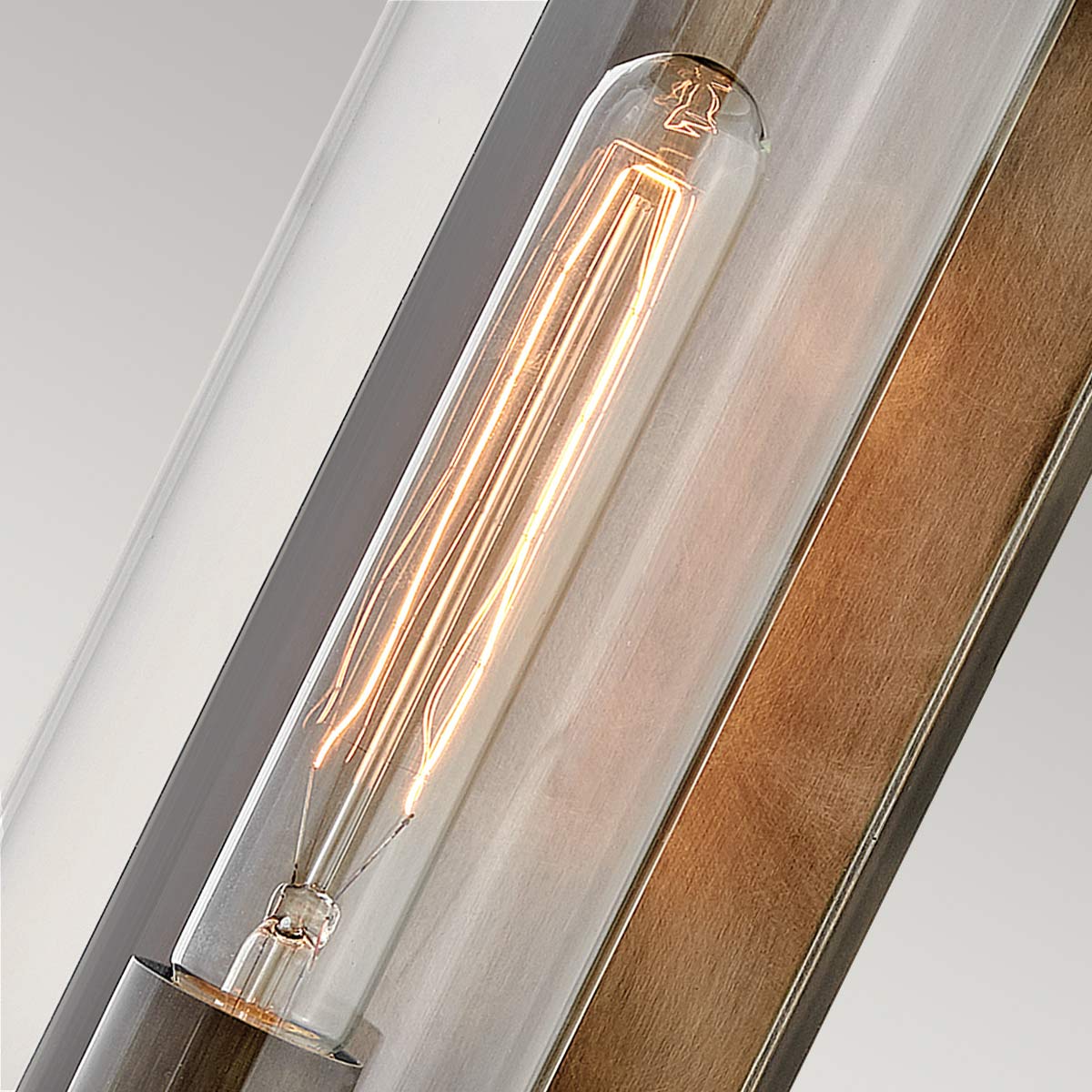 Pearson Pronssi ulkovalo valmistajalta Elstead Lighting - Tillverkad av aluminium, m&auml;ssing och glas, erbjuder den en robust och h&ouml;gkvalitativ konstruktion med en vacker bronsfinish.