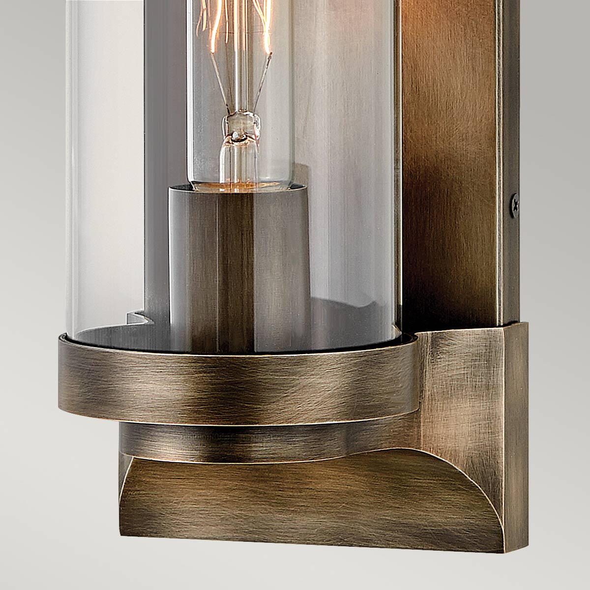 Pearson Pronssi ulkovalo valmistajalta Elstead Lighting - Tillverkad av aluminium, m&auml;ssing och glas, erbjuder den en robust och h&ouml;gkvalitativ konstruktion med en vacker bronsfinish.