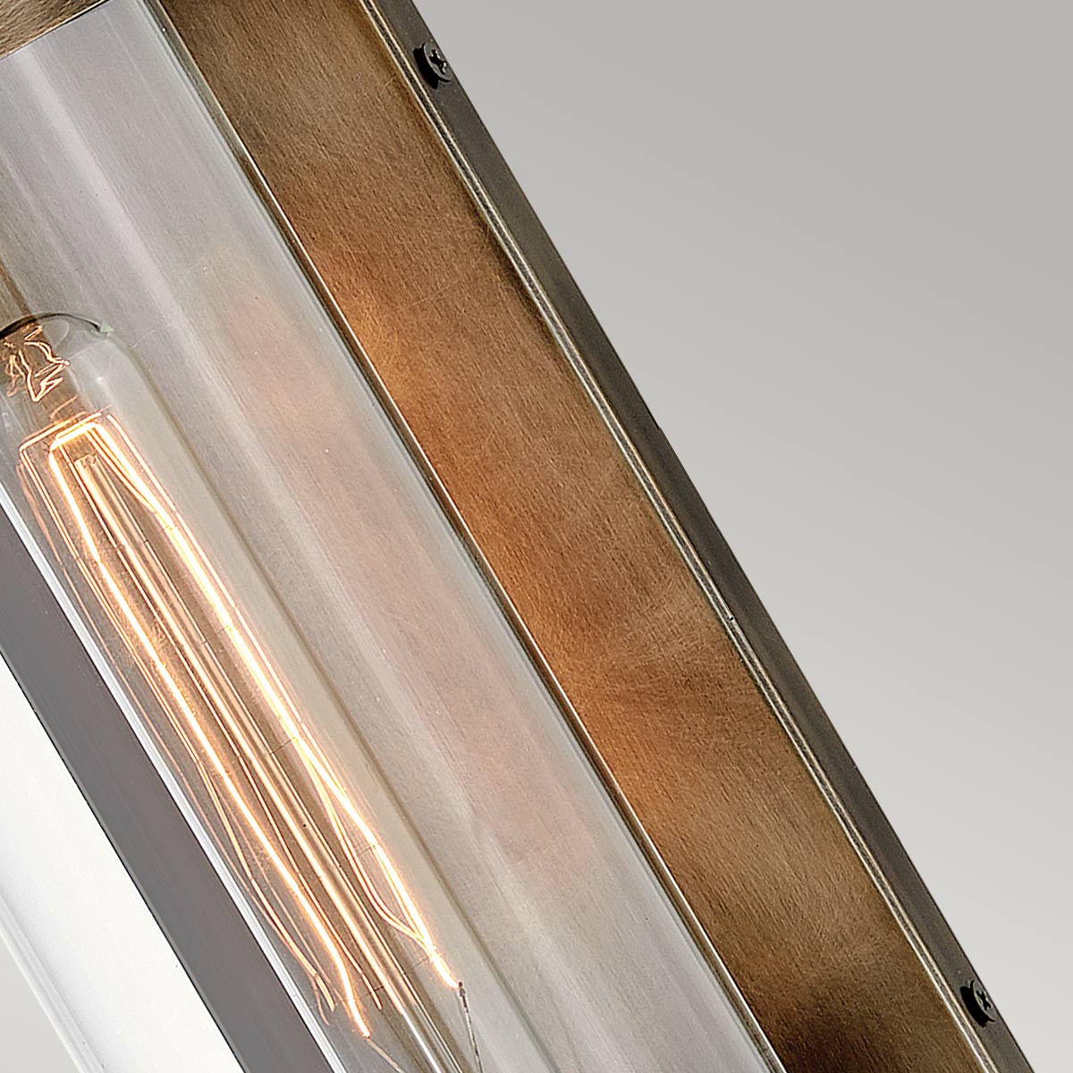 Pearson Pronssi ulkovalo valmistajalta Elstead Lighting - Tillverkad av aluminium, m&auml;ssing och glas, erbjuder den en robust och h&ouml;gkvalitativ konstruktion med en vacker bronsfinish.
