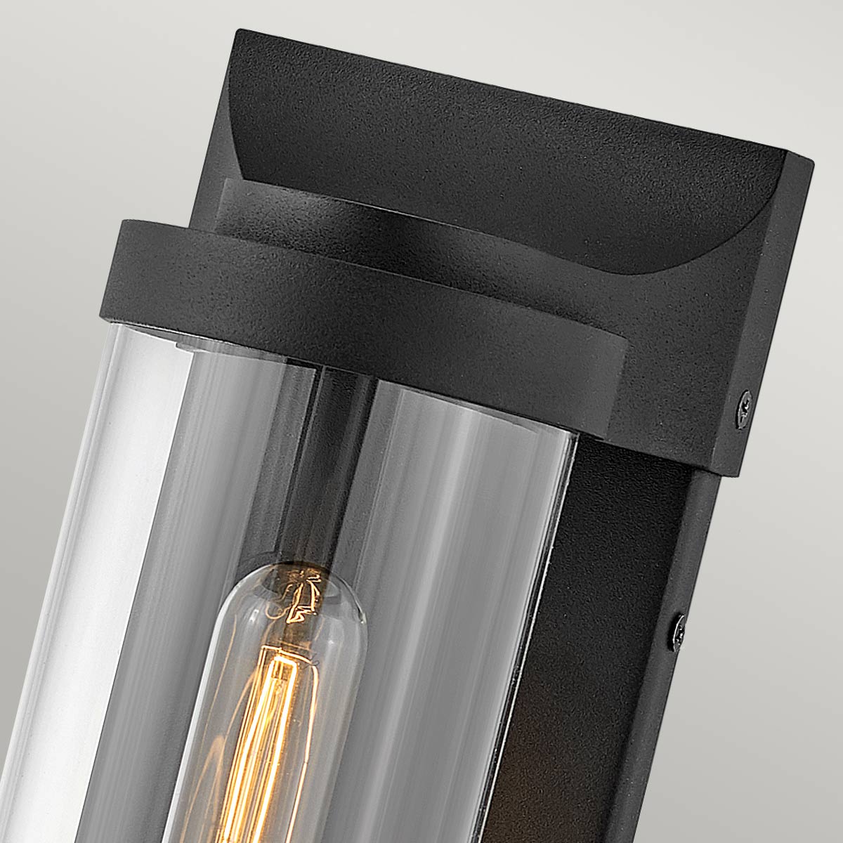 Pearson Musta ulkovalo valmistajalta Elstead Lighting - Tillverkad av aluminium, m&auml;ssing och glas, erbjuder den en robust och h&ouml;gkvalitativ konstruktion med en vacker texturerad svart finish.