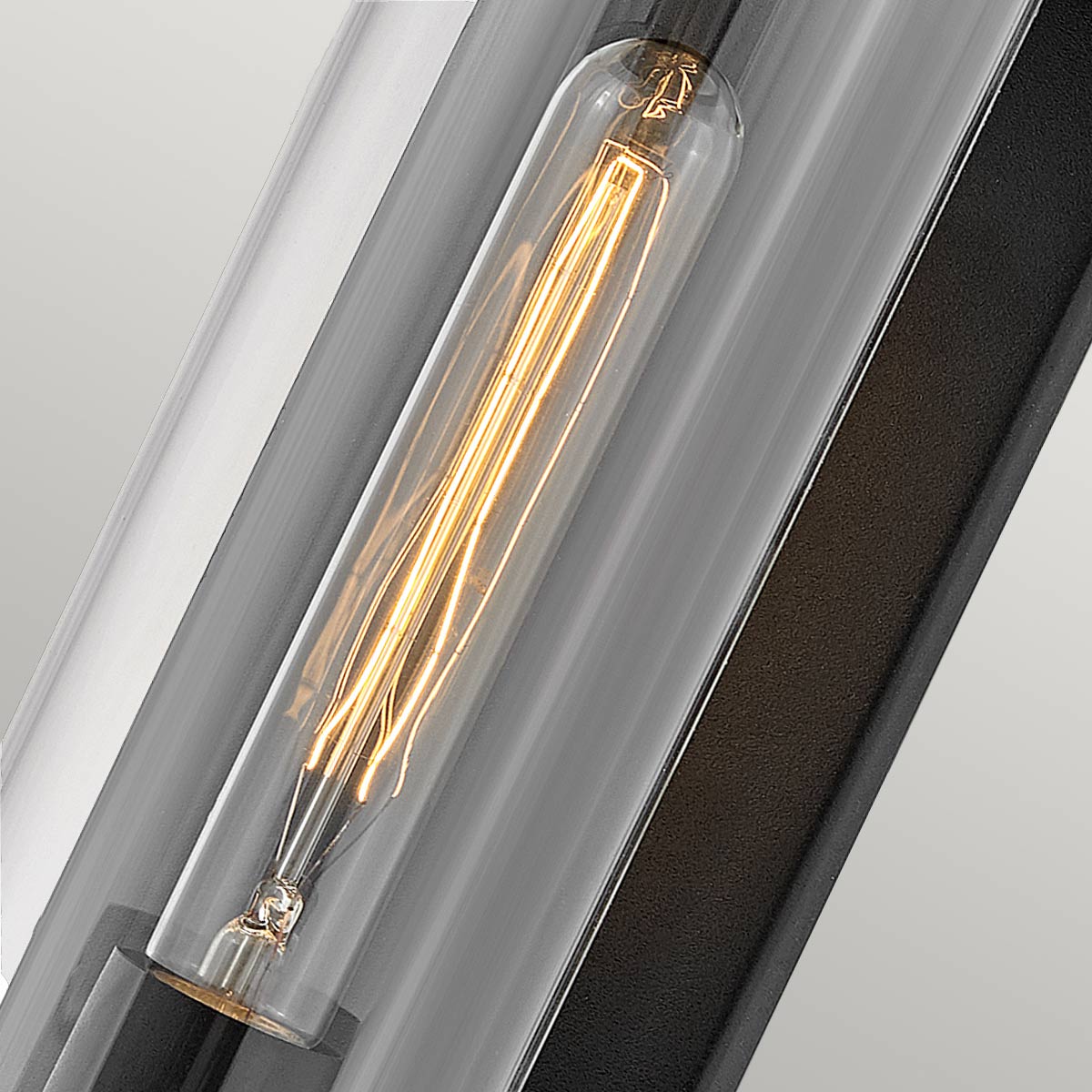 Pearson Musta ulkovalo valmistajalta Elstead Lighting - Tillverkad av aluminium, m&auml;ssing och glas, erbjuder den en robust och h&ouml;gkvalitativ konstruktion med en vacker texturerad svart finish.