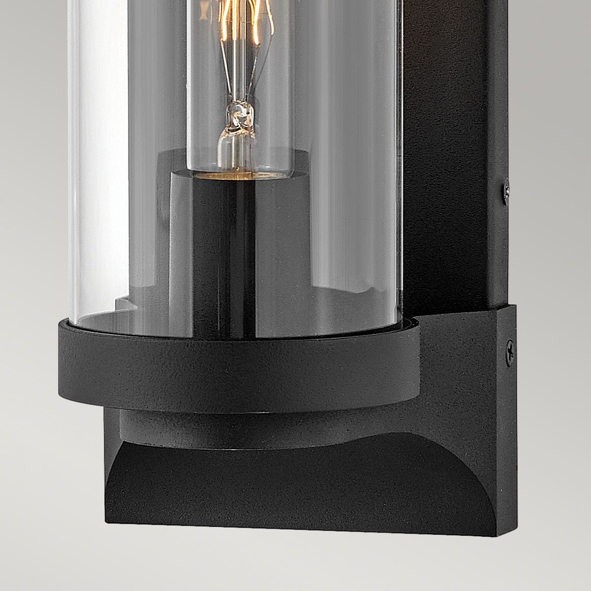 Pearson Musta ulkovalo valmistajalta Elstead Lighting - Tillverkad av aluminium, m&auml;ssing och glas, erbjuder den en robust och h&ouml;gkvalitativ konstruktion med en vacker texturerad svart finish.