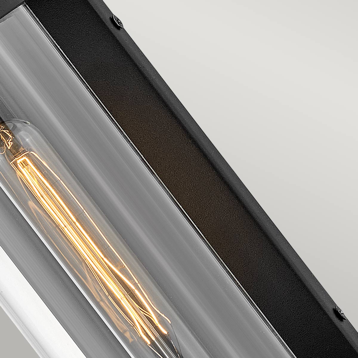 Pearson Musta ulkovalo valmistajalta Elstead Lighting - Tillverkad av aluminium, m&auml;ssing och glas, erbjuder den en robust och h&ouml;gkvalitativ konstruktion med en vacker texturerad svart finish.