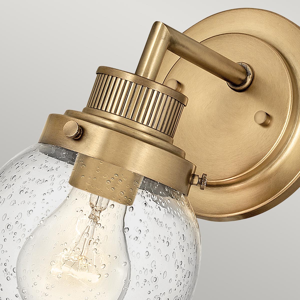 Poppy Ø13 Antiikki messinki kylpyhuoneen valaisin valmistajalta Elstead Lighting - Unikko ei vain huokuu ajan viehätystä, vaan sillä on myös IP44-luokitus, joten se on täydellinen valinta kylpyhuoneen valaistukseen.