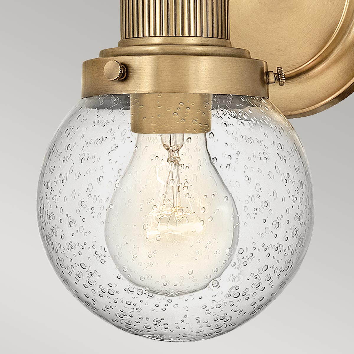 Poppy Ø13 Antiikki messinki kylpyhuoneen valaisin valmistajalta Elstead Lighting - Unikko ei vain huokuu ajan viehätystä, vaan sillä on myös IP44-luokitus, joten se on täydellinen valinta kylpyhuoneen valaistukseen.