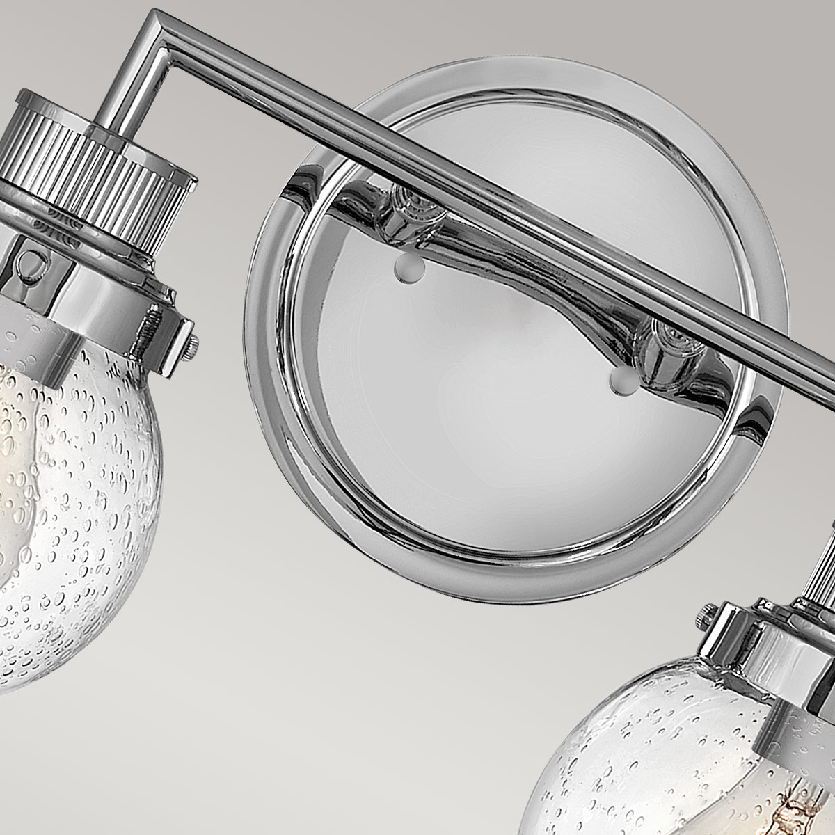 Poppy 37cm Kromi kylpyhuoneen valaisin valmistajalta Elstead Lighting - Se on valmistettu teräksestä ja lasista, ja siinä on kiillotettu kromiviimeistely, joka antaa ylellisen tunteen.