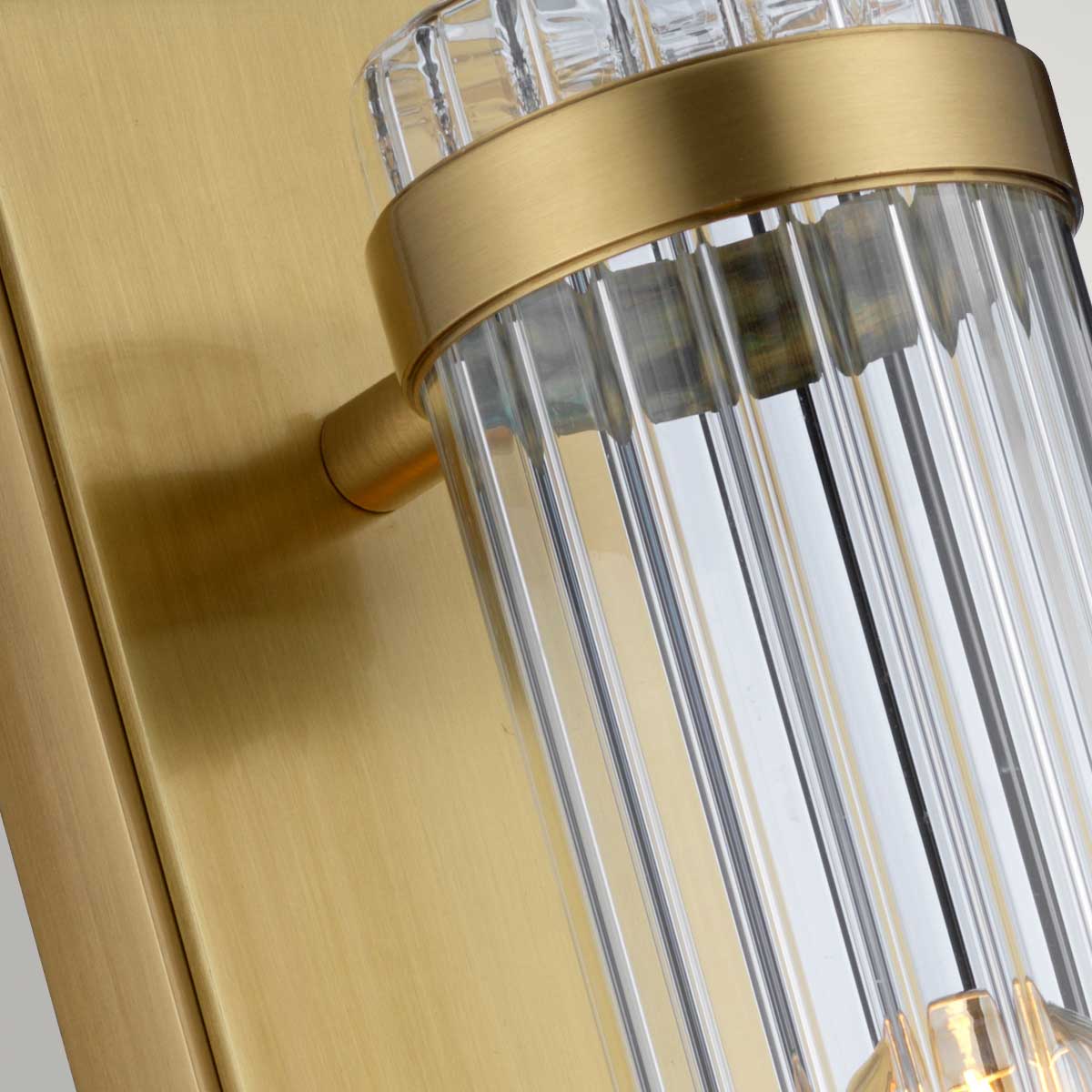 Wellington 40cm Antiikki messinki kylpyhuoneen valaisin valmistajalta Elstead Lighting - Wellington on tyylikäs ja hienostunut kylpyhuonevalaisin, jossa yhdistyy klassinen muotoilu ja moderni toiminnallisuus.