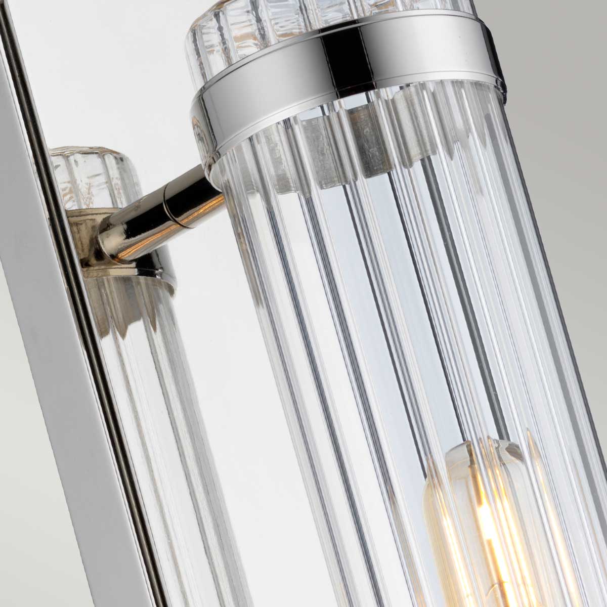 Wellington 40cm Kromi kylpyhuoneen valaisin valmistajalta Elstead Lighting - Wellington on tyylikäs ja hienostunut kylpyhuonevalaisin, jossa yhdistyy klassinen muotoilu ja moderni toimivuus.