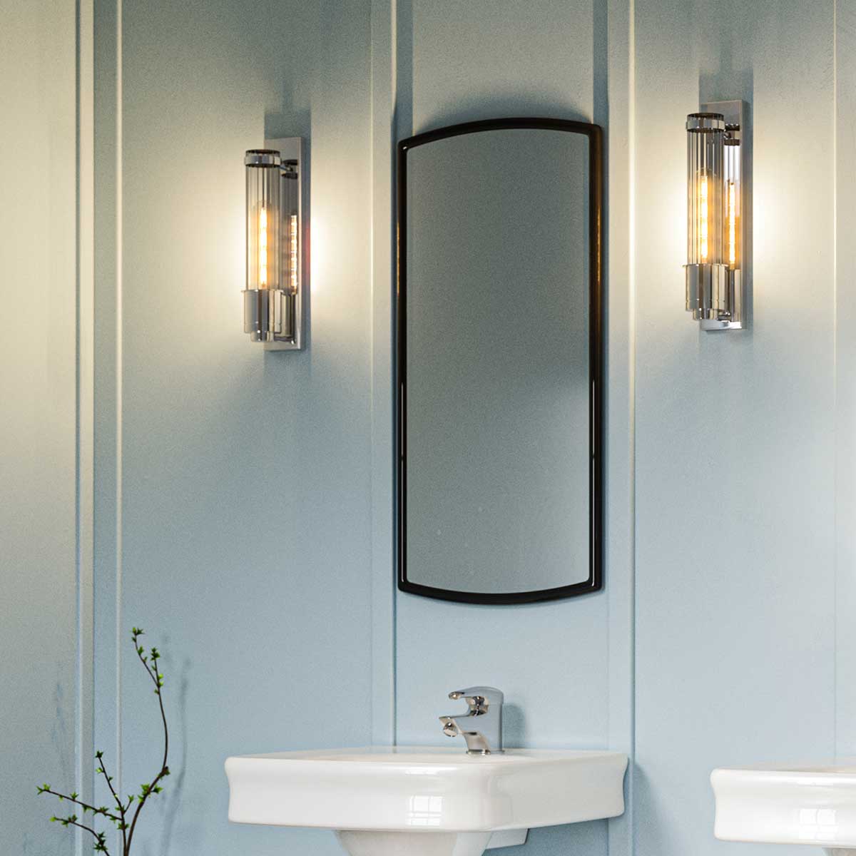 Wellington 40cm Kromi kylpyhuoneen valaisin valmistajalta Elstead Lighting - Wellington on tyylikäs ja hienostunut kylpyhuonevalaisin, jossa yhdistyy klassinen muotoilu ja moderni toimivuus.