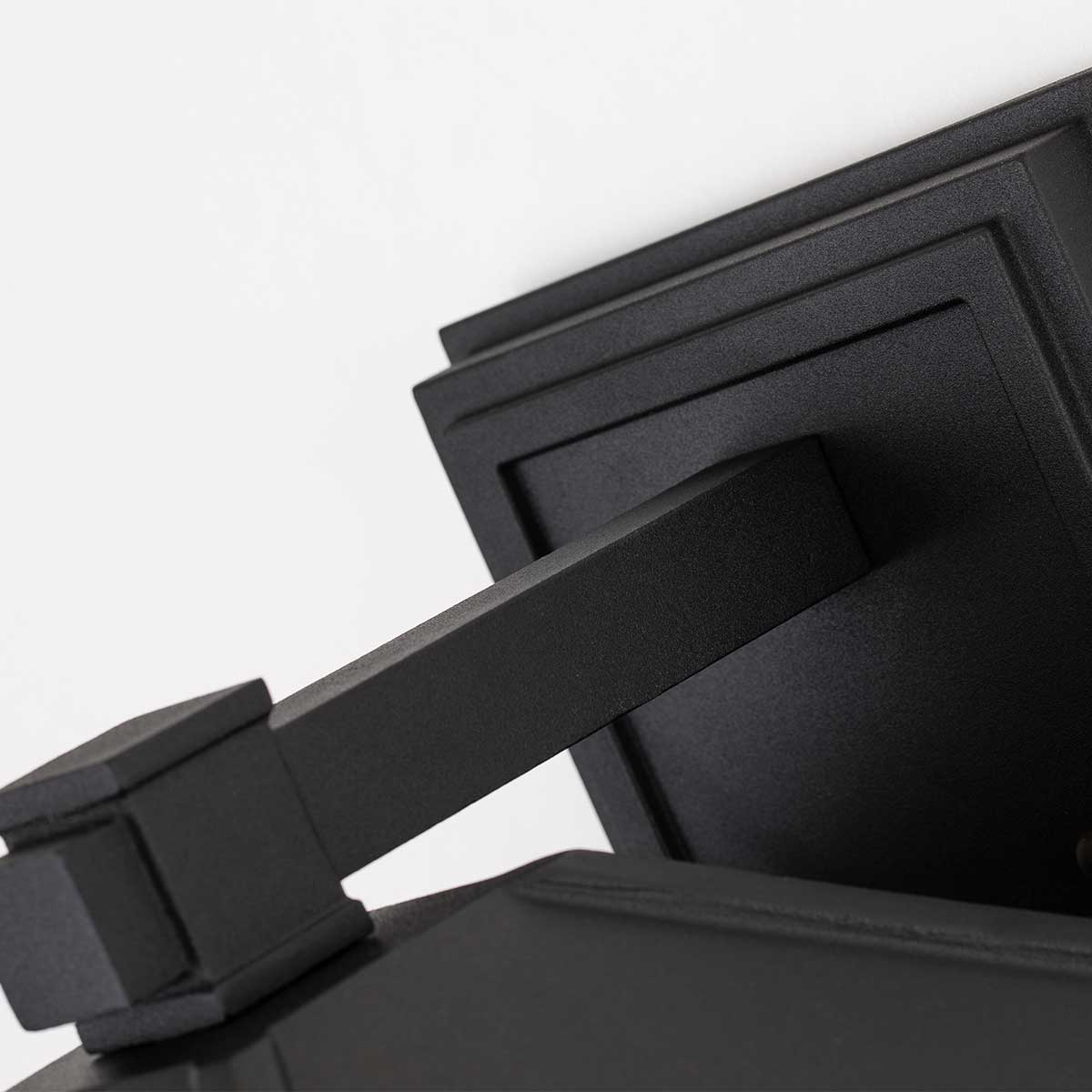 Cedar Point Musta ulkovalo valmistajalta Elstead Lighting - Valaisimessa on kirkkaasta aaltoilevasta lasista valmistetut paneelit, jotka piilottavat valonlähteen hienovaraisesti ja luovat visuaalista mielenkiintoa.