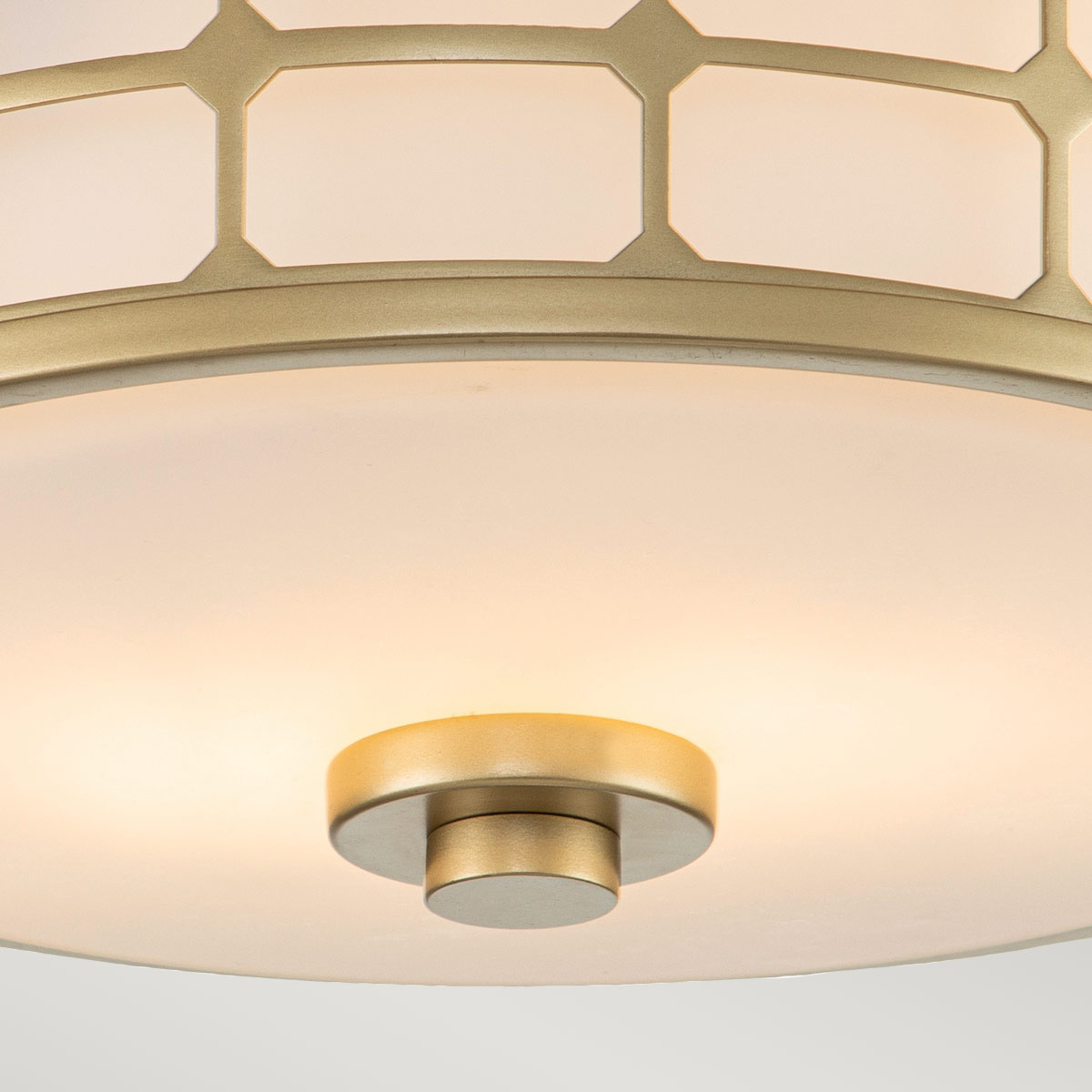 Guardian Ø35 Messinki kylpyhuoneen valaisin valmistajalta Elstead Lighting - Messinkiviimeistely ja geometrinen runko antavat valaisimelle tyylikkään ulkonäön, kun taas opaalilasi levittää miellyttävää ja pehmeää valoa.