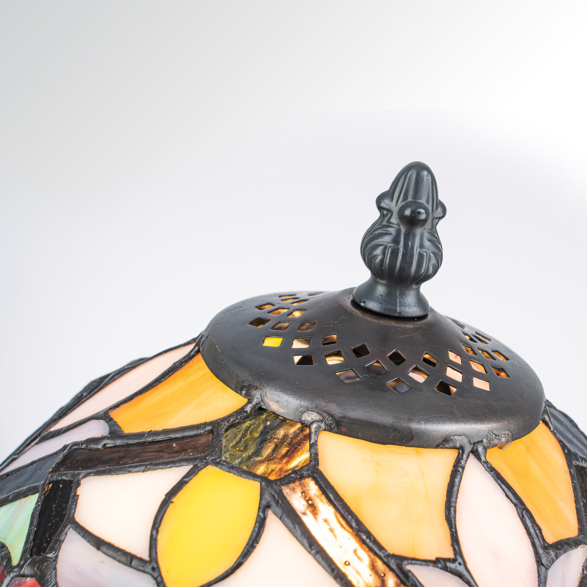 Larissa 37cm Monivärinen valmistajalta Elstead Lighting - Kupumainen varjostin on valmistettu värillisestä taidelasista kauniissa punaisen, keltaisen, vihreän ja sinisen sävyissä, jotka yhdessä muodostavat yksityiskohtaisen ja värikkään kuvion.
