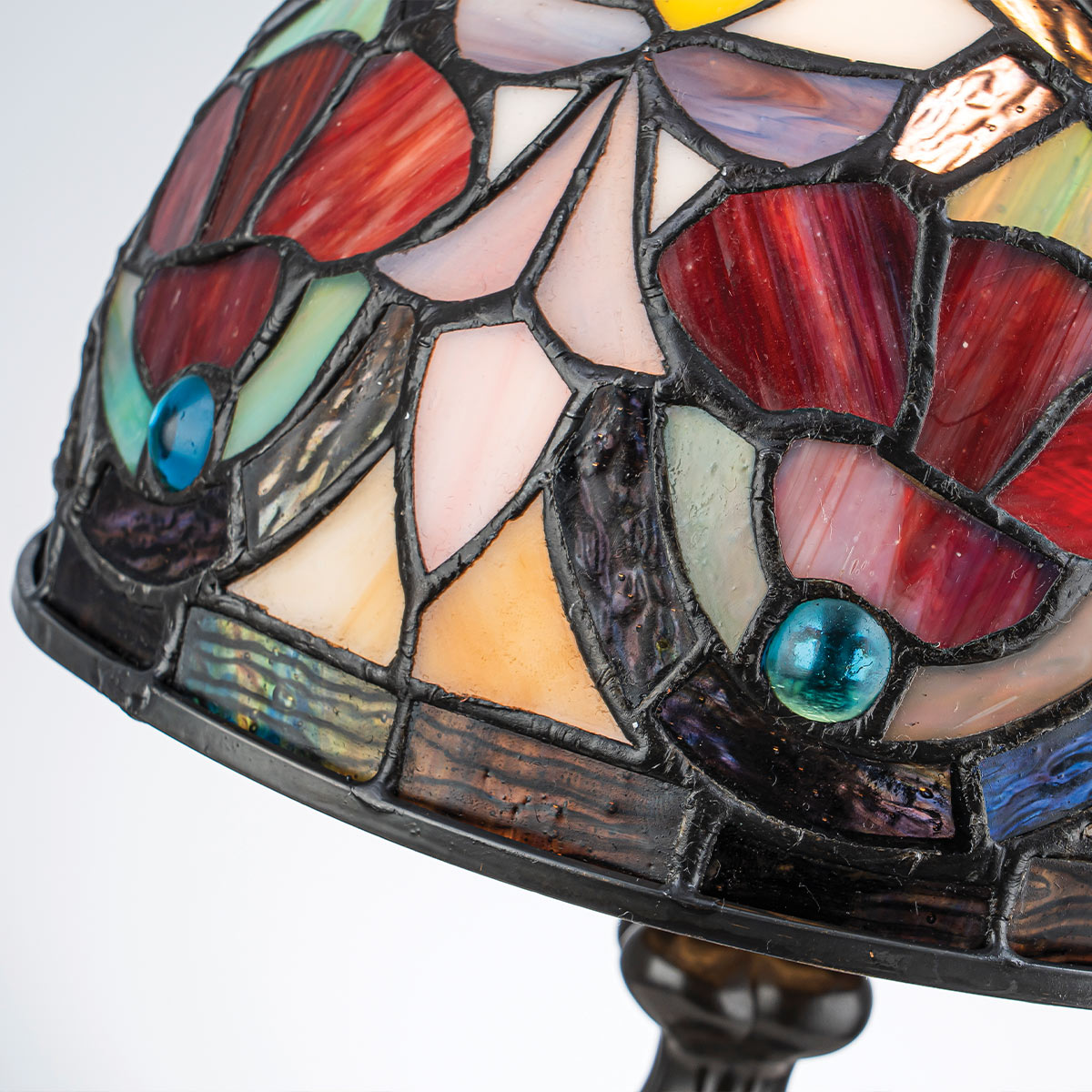 Larissa 37cm Monivärinen valmistajalta Elstead Lighting - Kupumainen varjostin on valmistettu värillisestä taidelasista kauniissa punaisen, keltaisen, vihreän ja sinisen sävyissä, jotka yhdessä muodostavat yksityiskohtaisen ja värikkään kuvion.